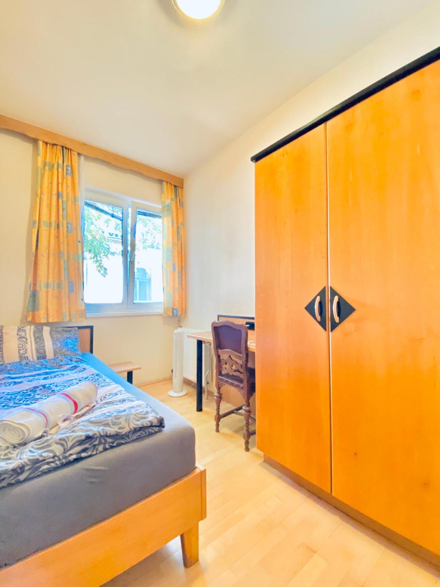 Affordable Central Rooms, 10-min To Lugner City Apartment