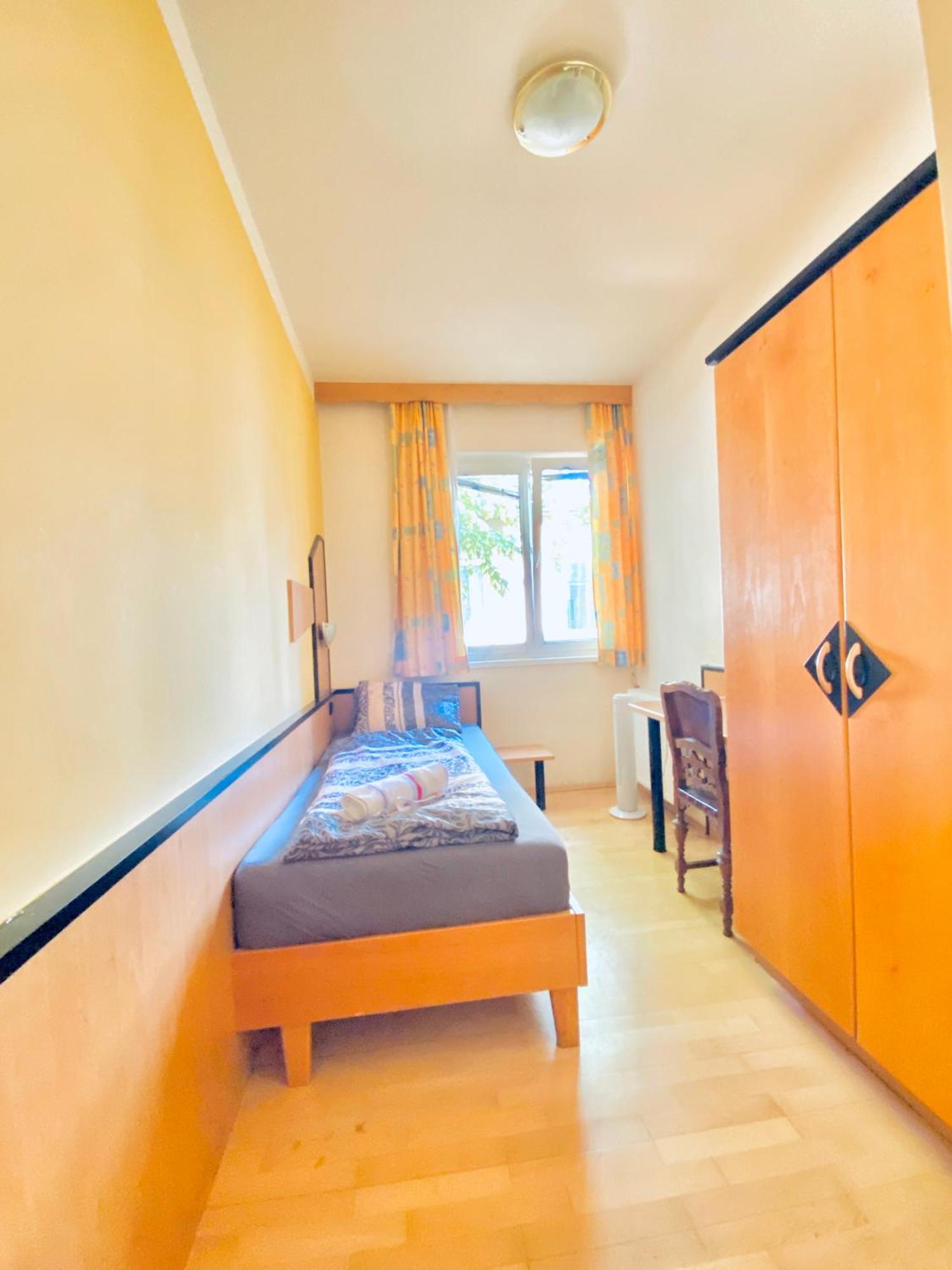 Affordable Central Rooms, 10-min To Lugner City Apartment