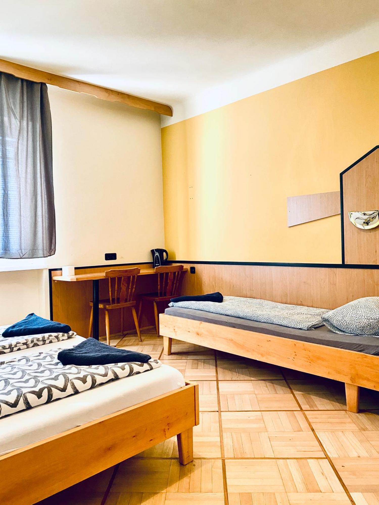 Affordable Central Rooms, 10-min To Lugner City Apartment *
