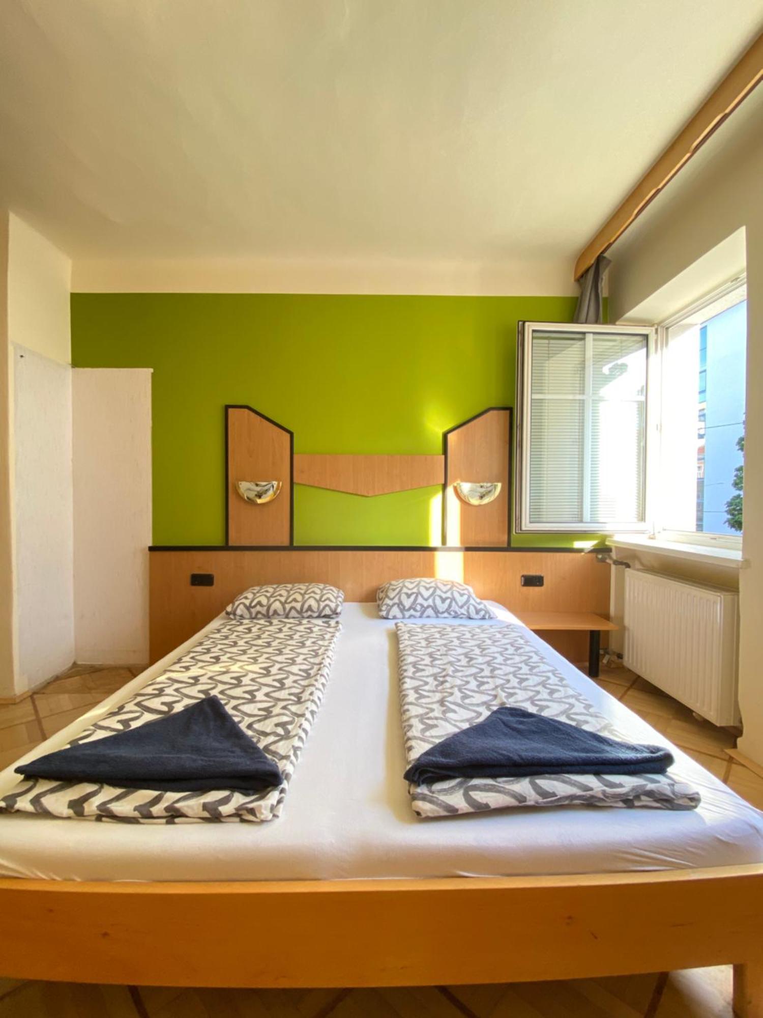 Affordable Central Rooms, 10-min To Lugner City Apartment *