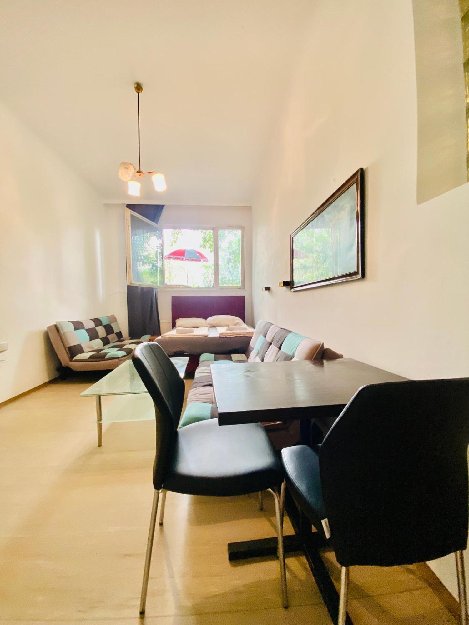 Affordable Central Rooms, 10-min To Lugner City Apartment *