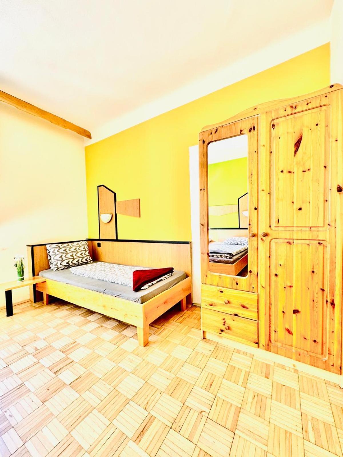 Apartment Affordable Central Rooms, 10-min To Lugner City