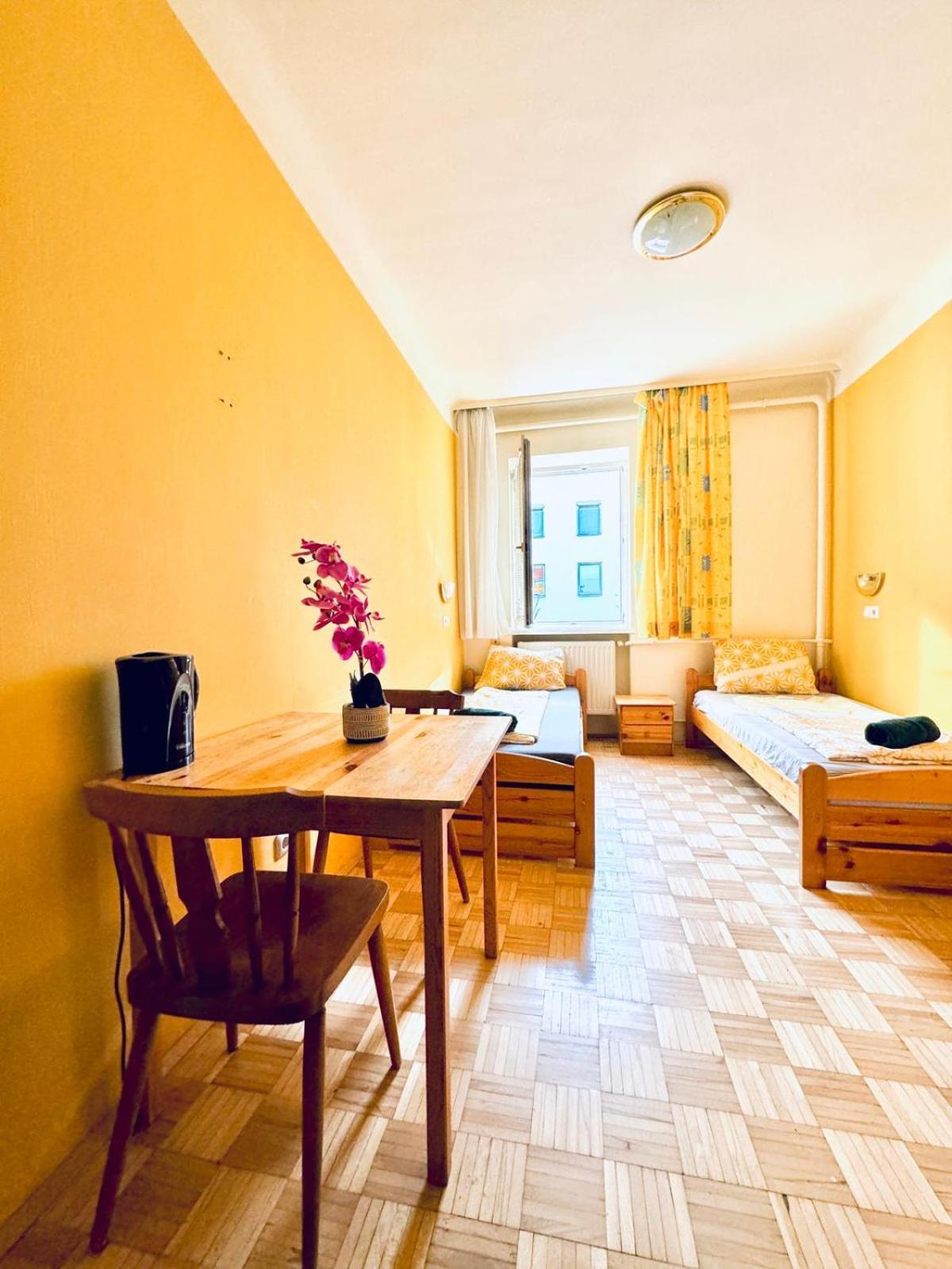 Apartment Affordable Central Rooms, 10-min To Lugner City *