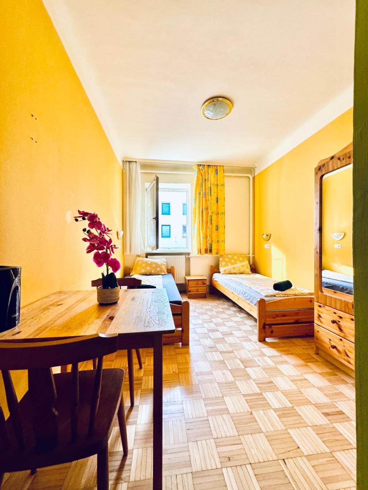 Apartment Affordable Central Rooms, 10-min To Lugner City
