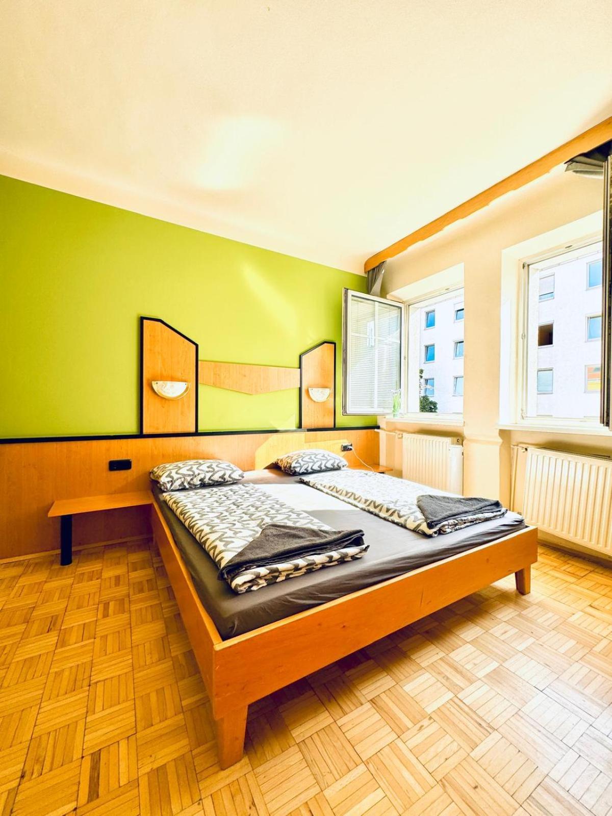 Affordable Central Rooms, 10-min To Lugner City Apartment *