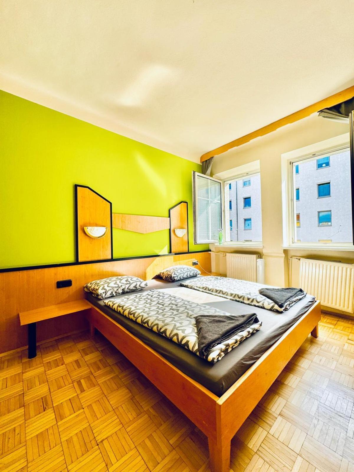 Apartment Affordable Central Rooms, 10-min To Lugner City