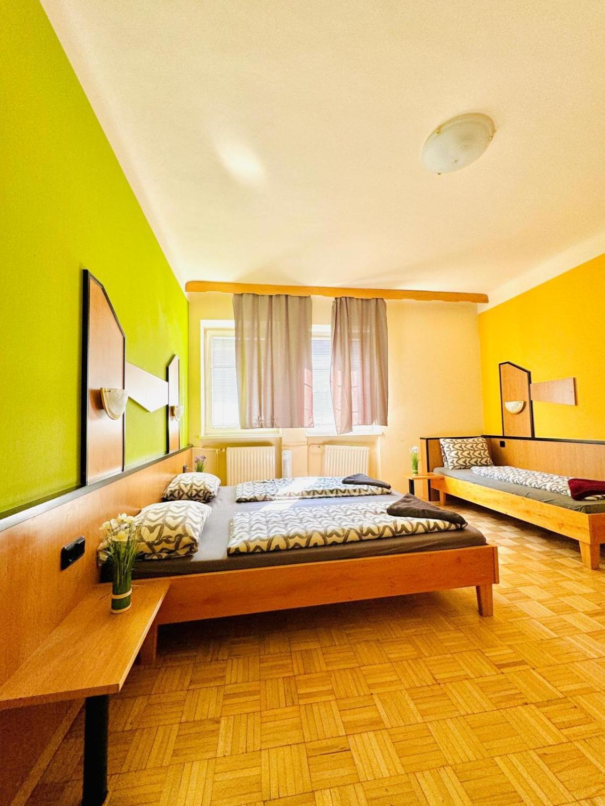 Affordable Central Rooms, 10-min To Lugner City Apartment *