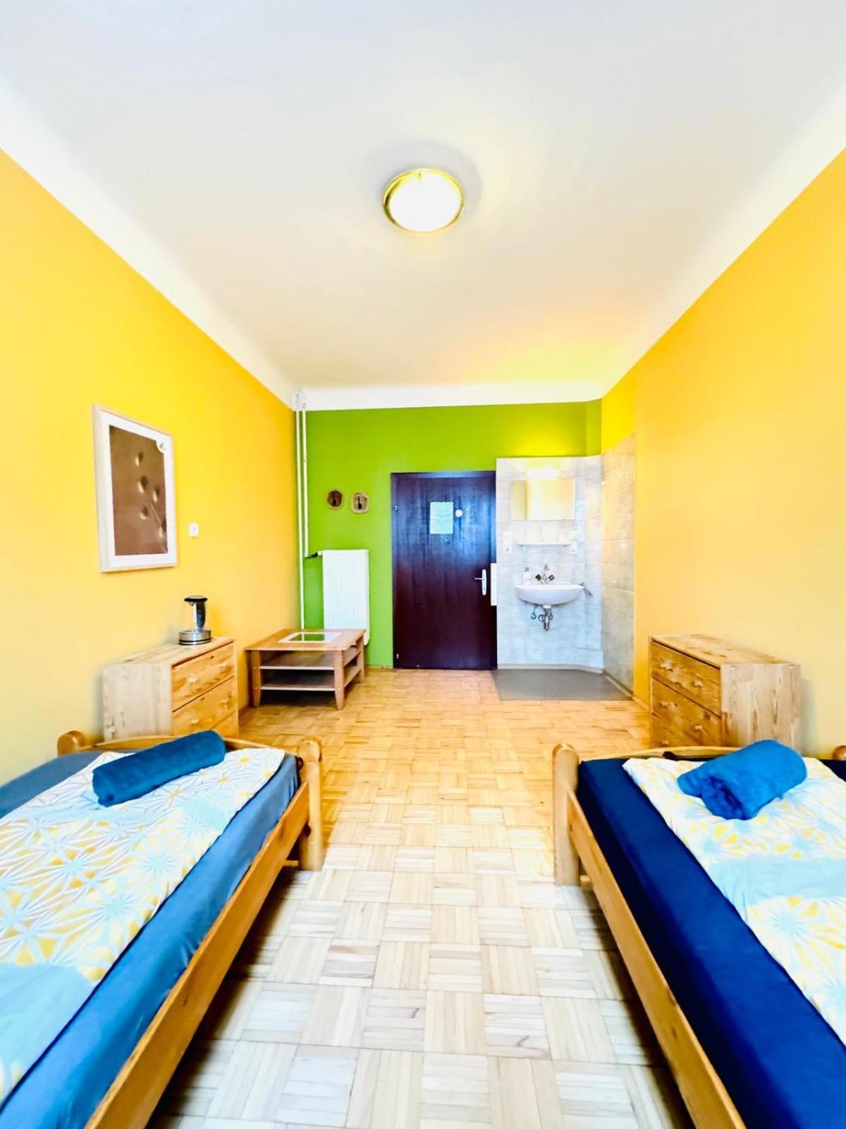 Affordable Central Rooms, 10-min To Lugner City Apartment *
