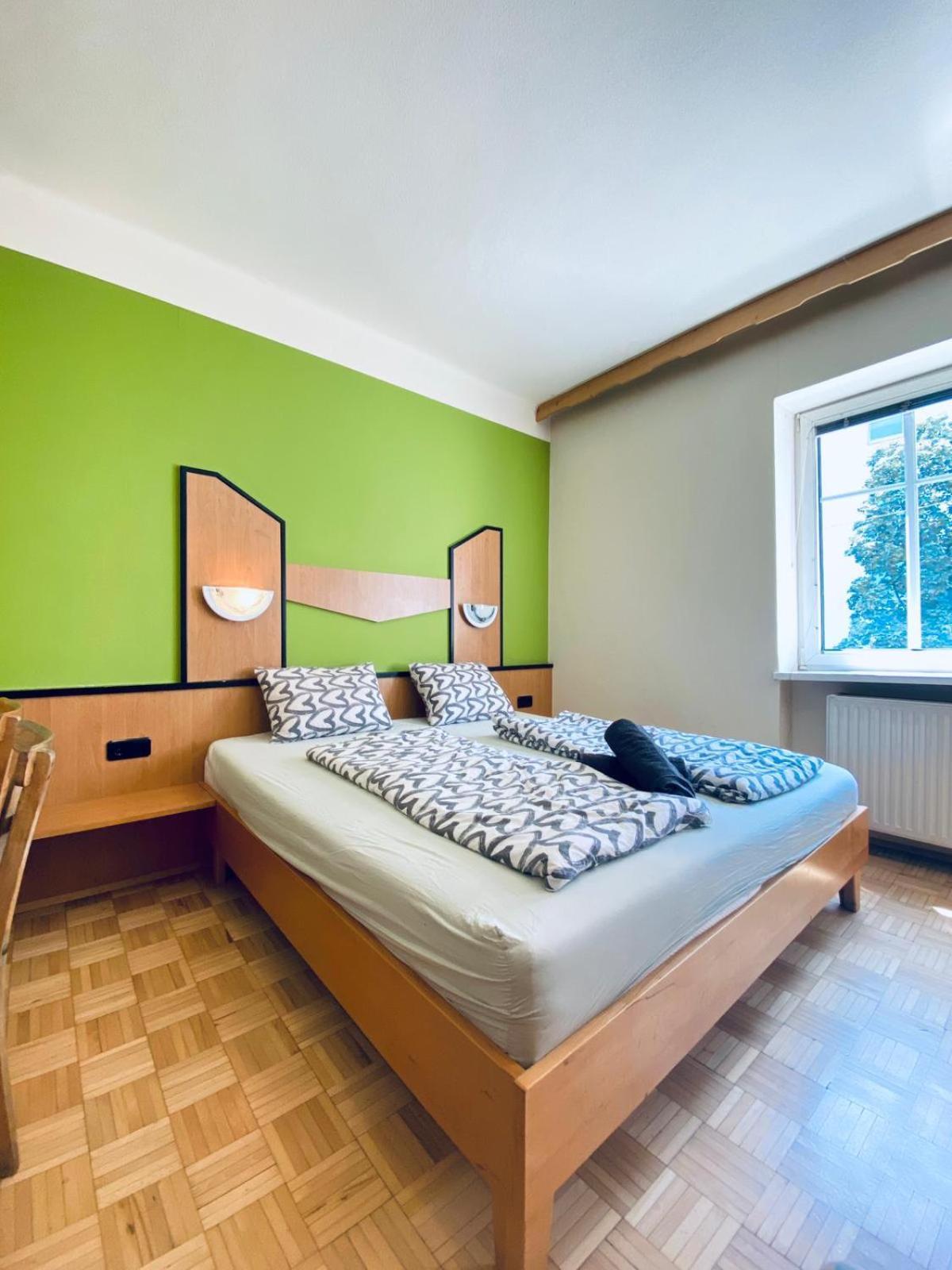 Affordable Central Rooms, 10-min To Lugner City Apartment