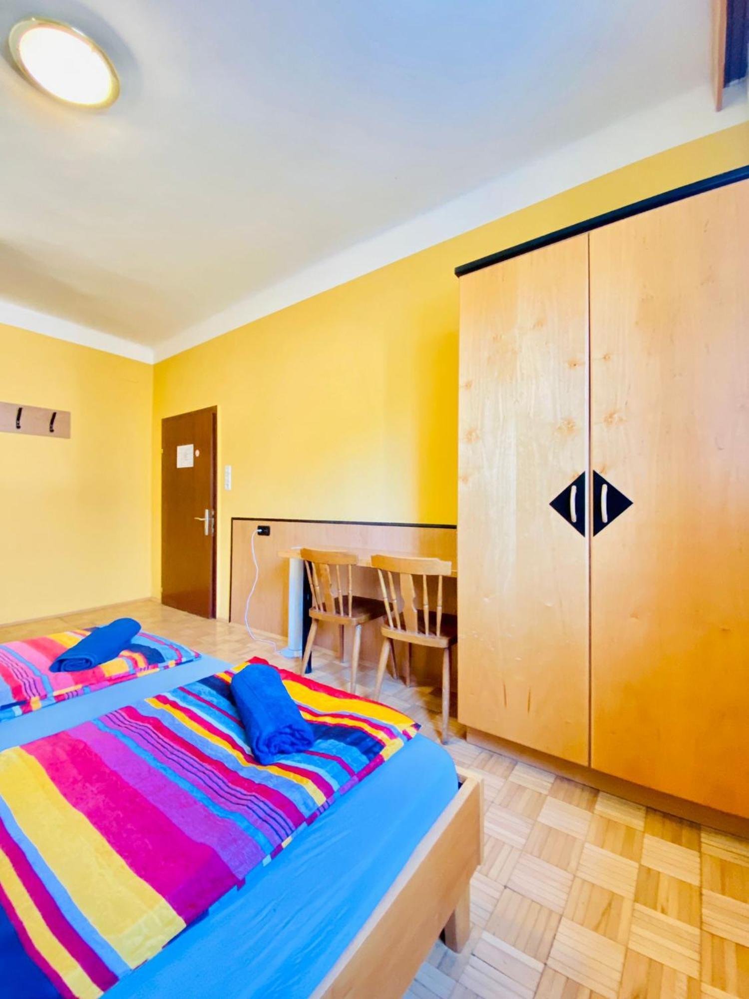 Affordable Central Rooms, 10-min To Lugner City Apartment *
