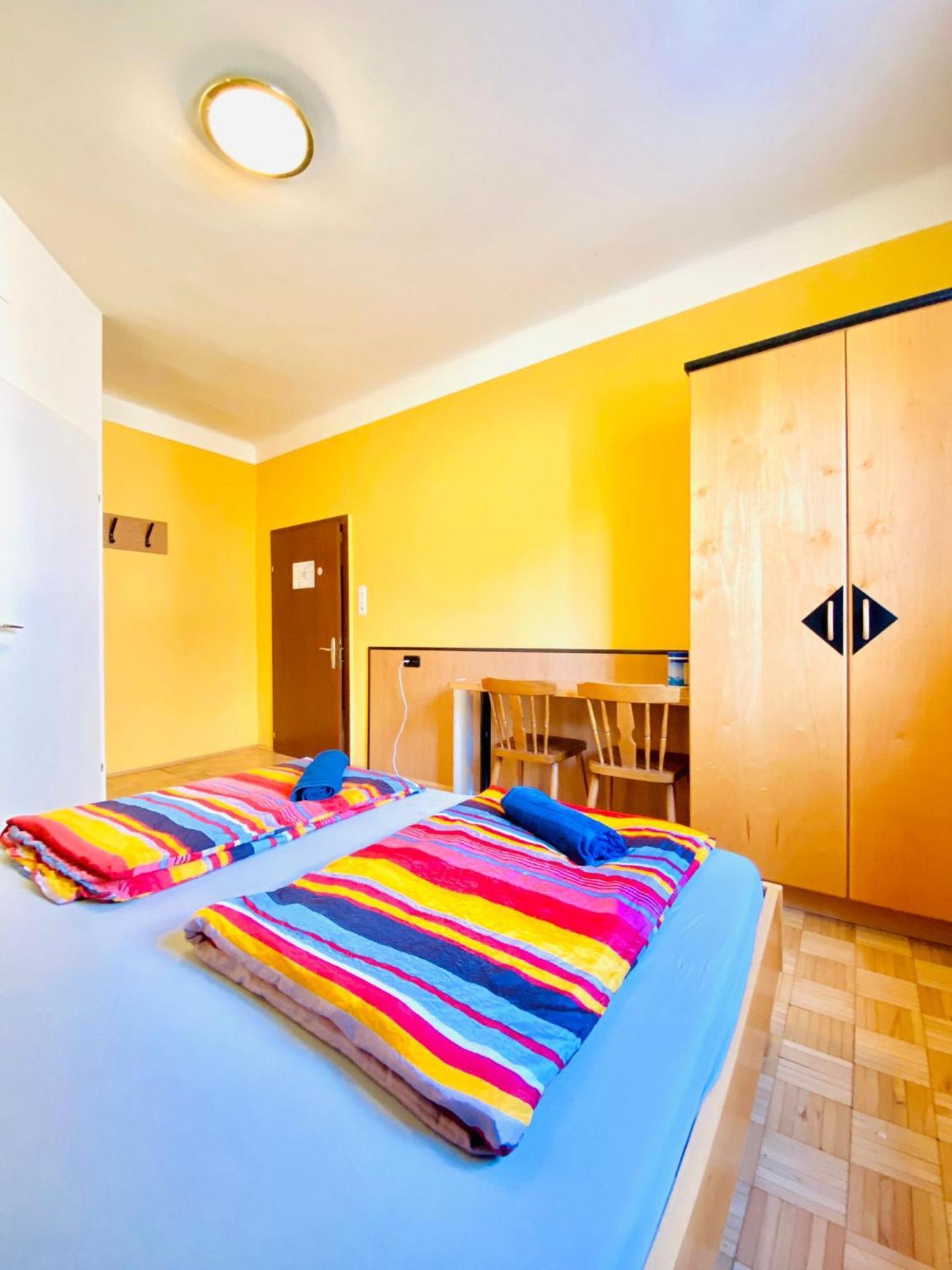 Affordable Central Rooms, 10-min To Lugner City Apartment