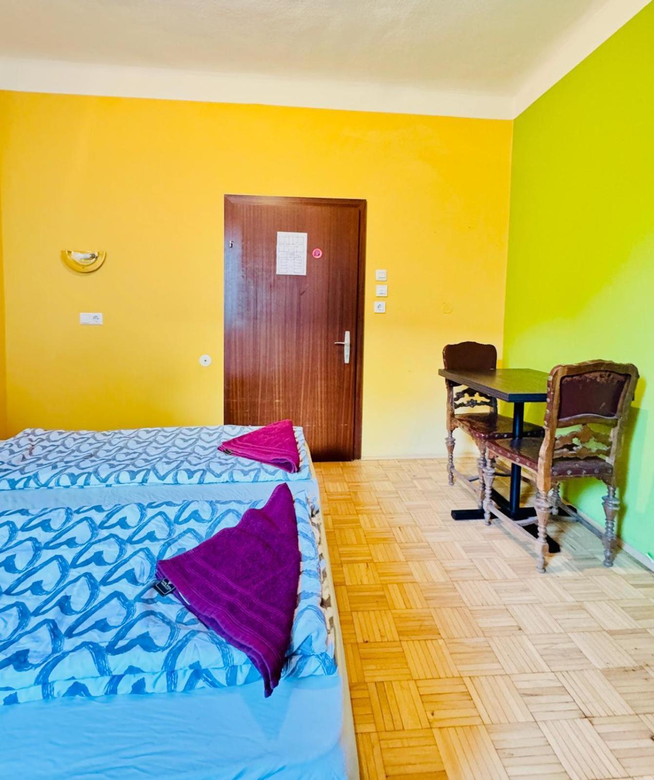 Apartment Affordable Central Rooms, 10-min To Lugner City *