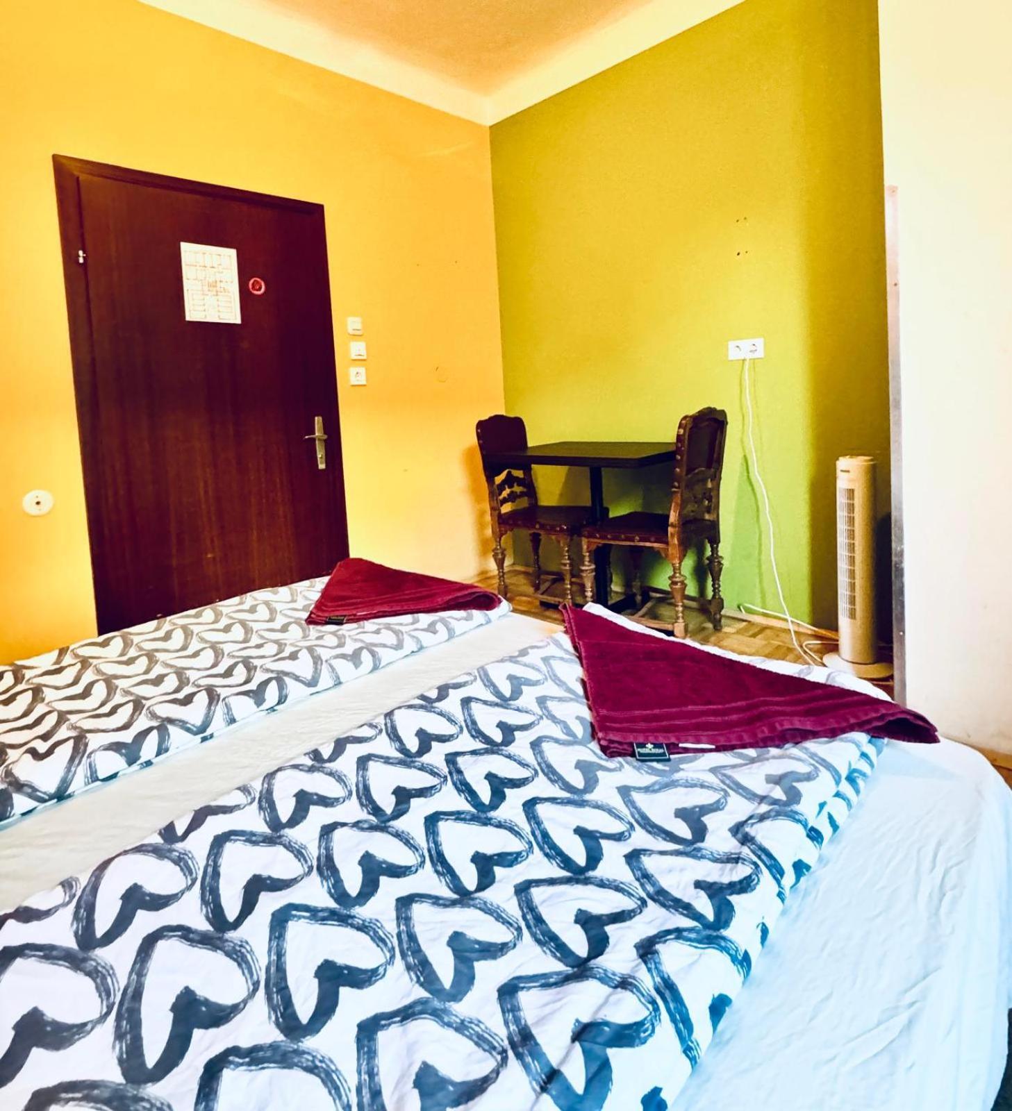 Apartment Affordable Central Rooms, 10-min To Lugner City